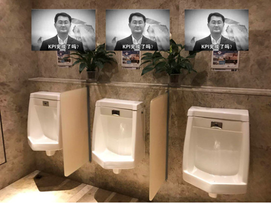 冒死闯进厕所*拍偷**，结果发现了......