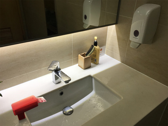 冒死闯进厕所*拍偷**，结果发现了......