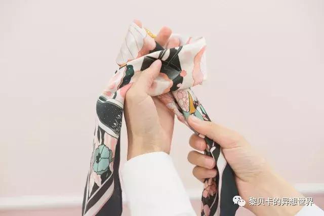 丝巾多种佩戴方式,丝巾的四种佩戴方式