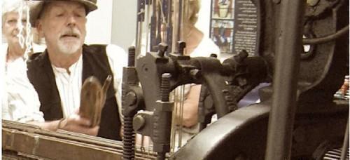 时尚高端珍珠扣丝巾高贵系法配饰,丝巾怎么系比较好看而且简单方便