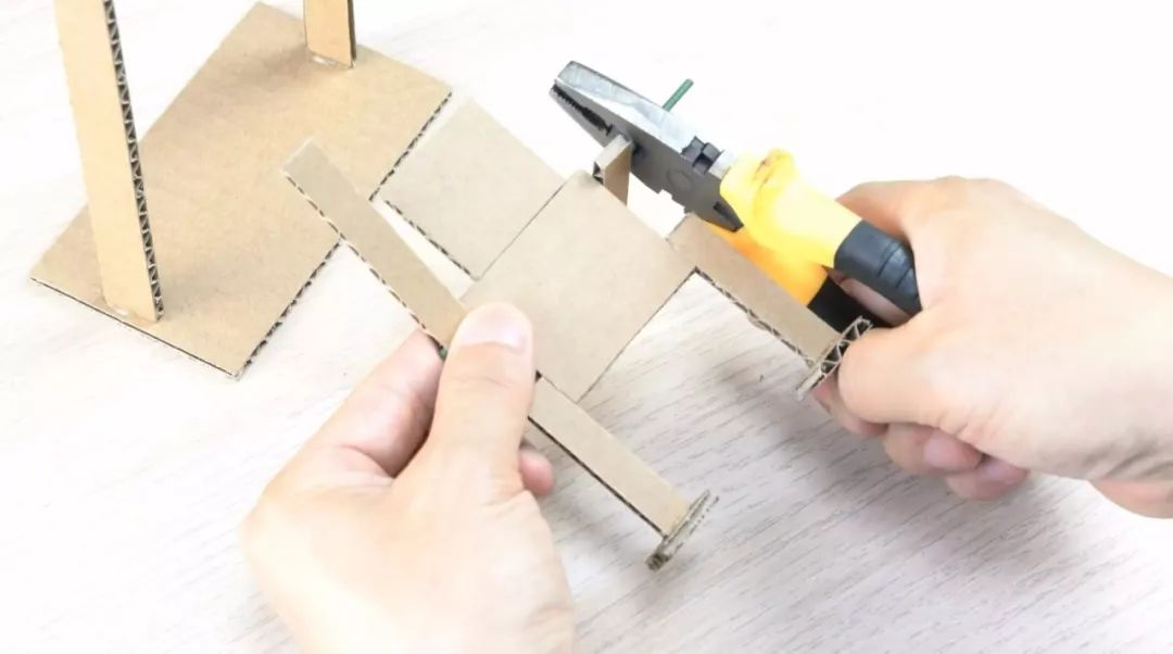 怎么用纸板制作电脑小子玩具,用纸板做的棍子玩具