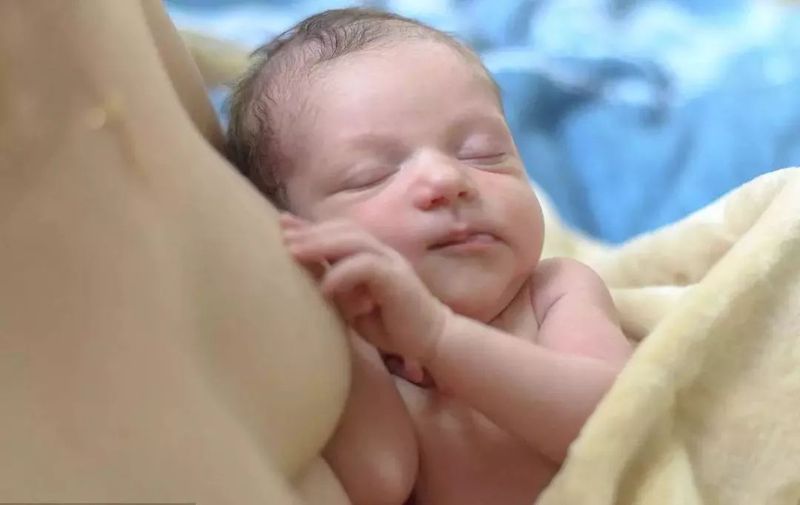 哺乳妈妈乳头长小白点，这样处理才是对的