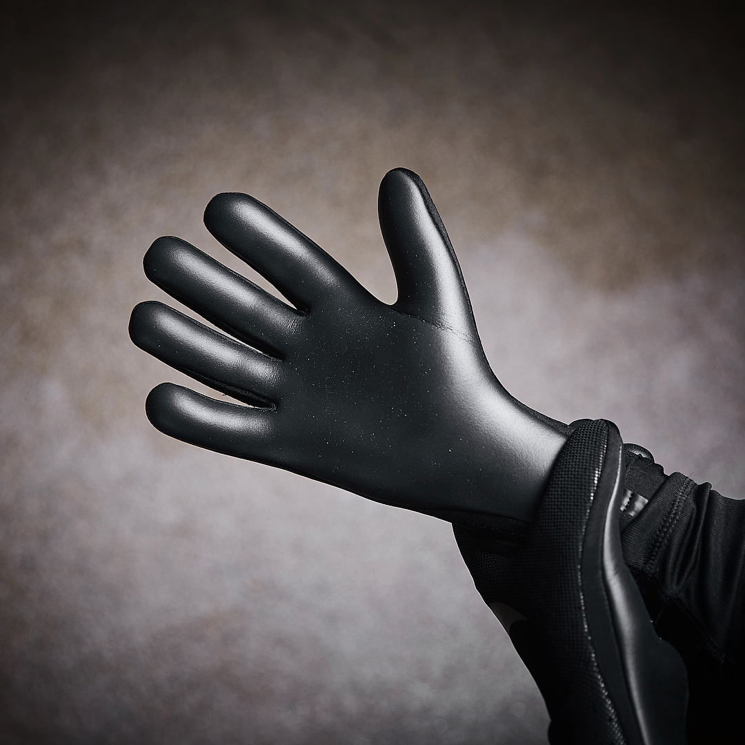 又便宜又有牌面的门将手套,推荐给基本功不行的门将手套