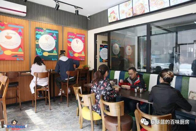 这家店用六星级面粉做凉皮配东北鸡架爆好吃,一般人还不让加盟…