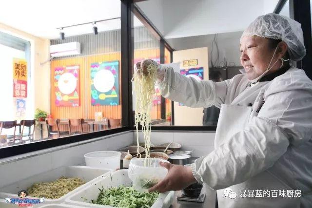 这家店用六星级面粉做凉皮配东北鸡架爆好吃,一般人还不让加盟…