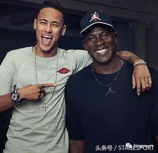 谁说打篮球就一定要穿好的球鞋,supreme白色足球衣