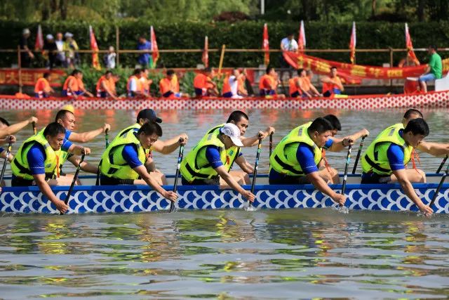 开车撞摩托车摩托车无证怎么处理,无证驾驶摩托车带人摔伤责任划分