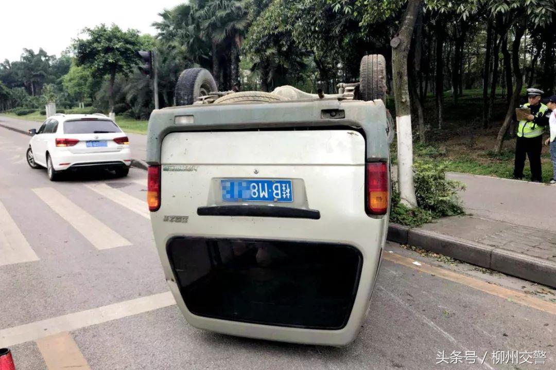 【内附视频】小客车“倒立”！小轿车“练地”带倒路灯！这样的特技大片可不好