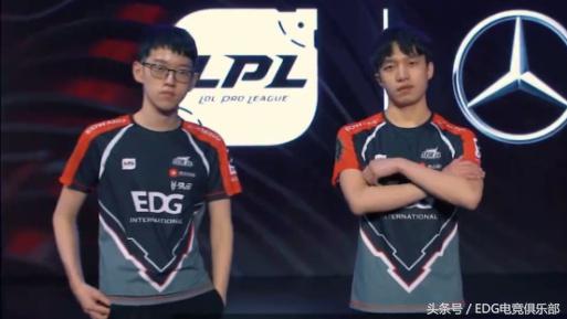 知名电竞选手买空星巴克，工作人员哭倒街头