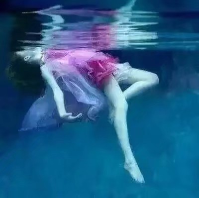 水里美人壁纸,玫瑰水中花壁纸