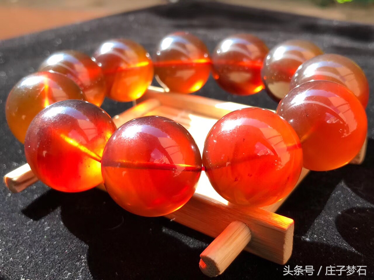 冰种黄龙玉带水草图片,黄龙玉水草花拍出天价