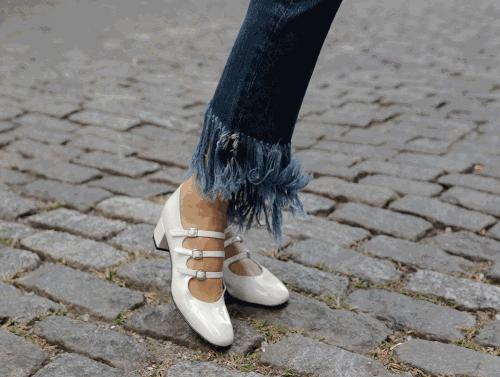 高跟鞋不跟脚前面磨小指,高跟鞋大拇指往下磨脚怎么办