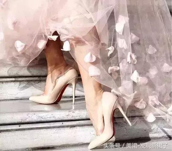 高跟鞋不跟脚前面磨小指,高跟鞋大拇指往下磨脚怎么办