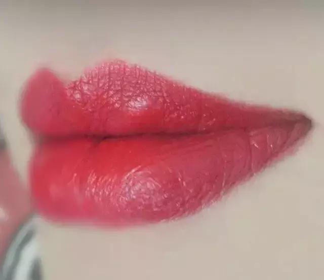 平价口红和国货之光的区别,平价口红光泽感