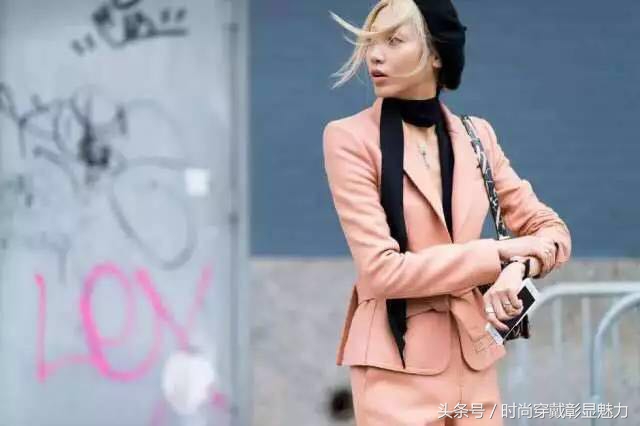 肩宽的人怎么选择合适肩宽的衣服,肩宽怎么变窄适合穿什么样的衣服