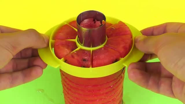 西瓜也可以用刀来剥皮,西瓜可以这么切方便实用