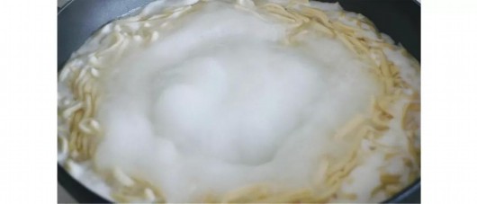 陕西在法留学老乡，吃腻了西餐，自己擀面，写出了擀面科学原理