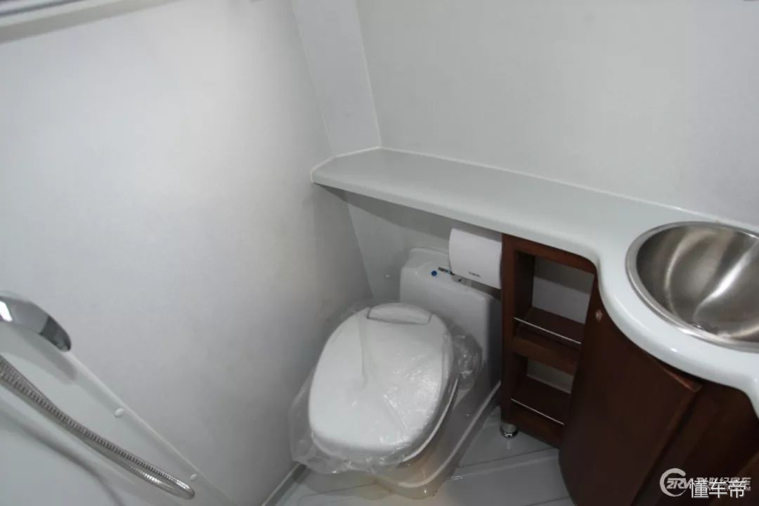 进口100万大额头c型豪华房车,豪华的六座六卧c级房车