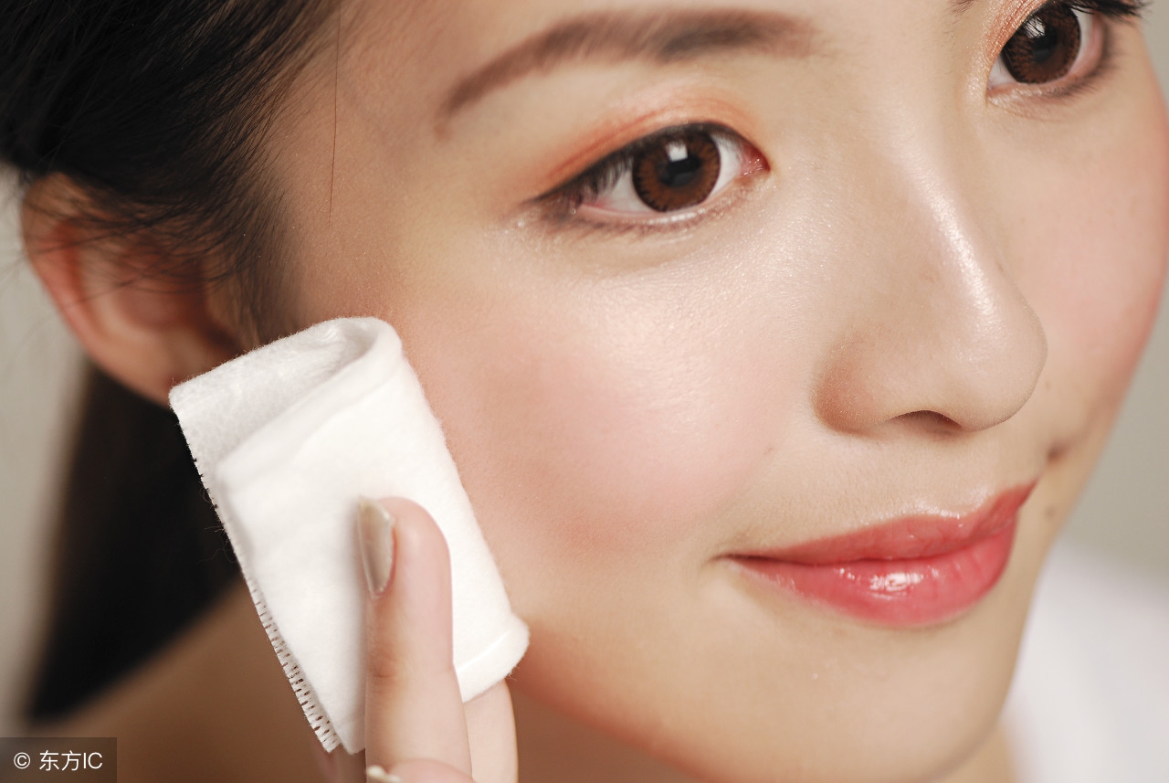 为什么化完妆会浮粉起皮,化完妆脸起皮该如何化妆