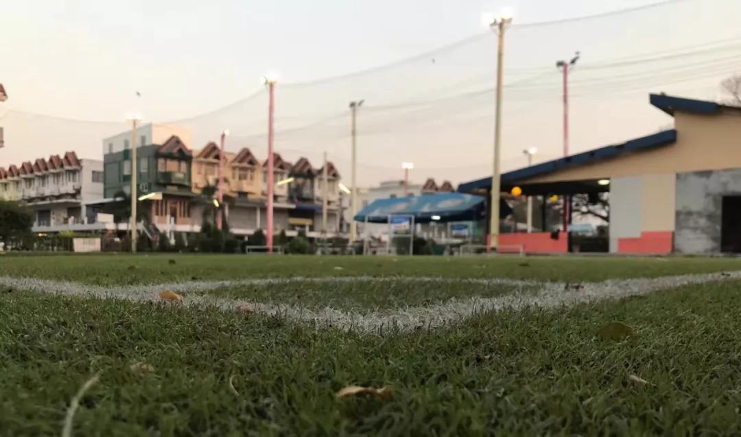 盘点:炼尸房边、大海之滨和群山环绕的泰国十大神奇球场