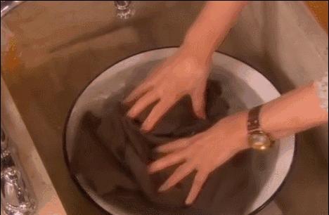 怎么洗衣服干净又不会磨损衣服,什么丝绸衣服不腐烂不起球