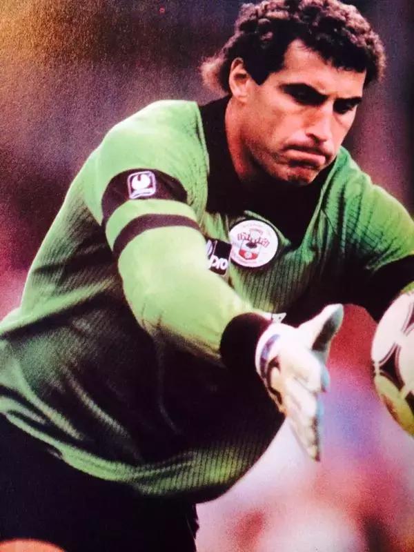 足坛十大传奇马拉多纳,他是打破多项世界纪录的球王