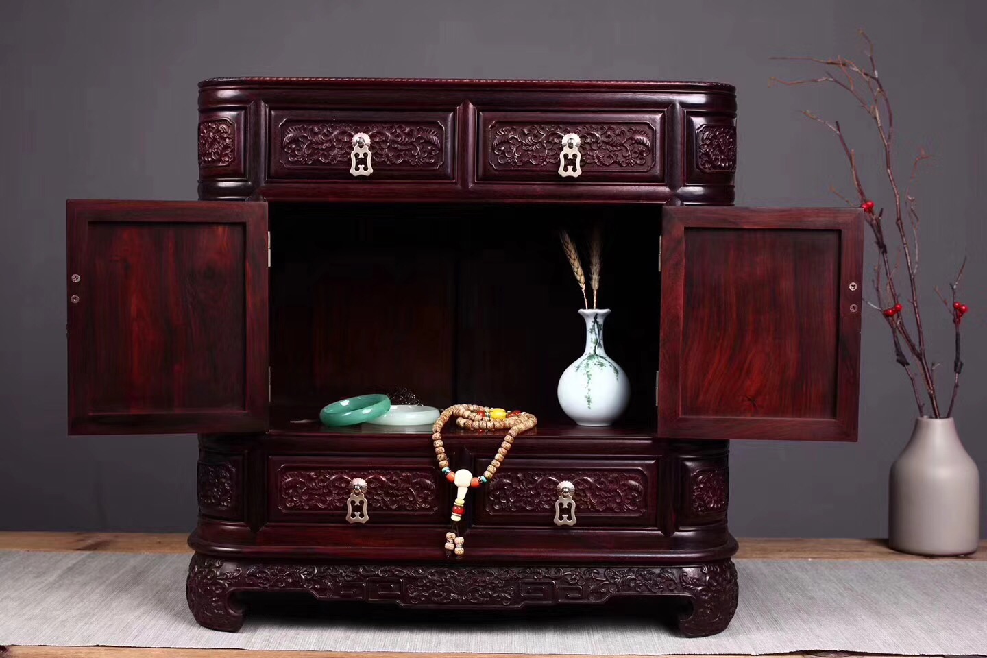 红木雕花里的污垢怎么清除,红木家具雕花太脏怎么清理