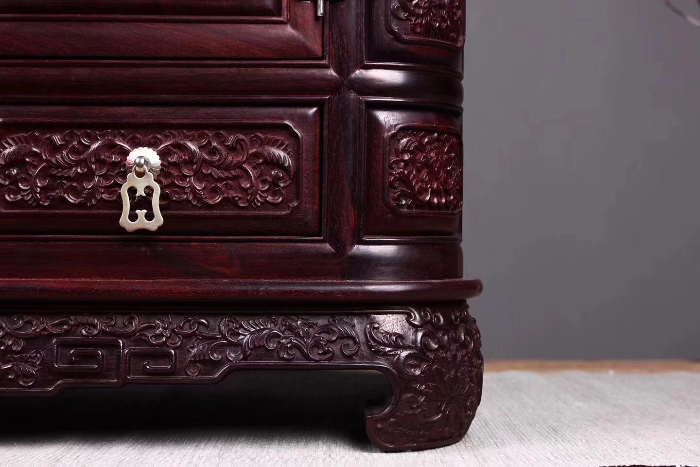 红木雕花里的污垢怎么清除,红木家具雕花太脏怎么清理