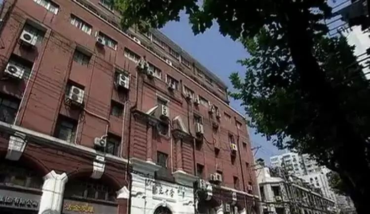 面对产科医生不许结婚生子的无理规定，她说：那我就一辈子不嫁！