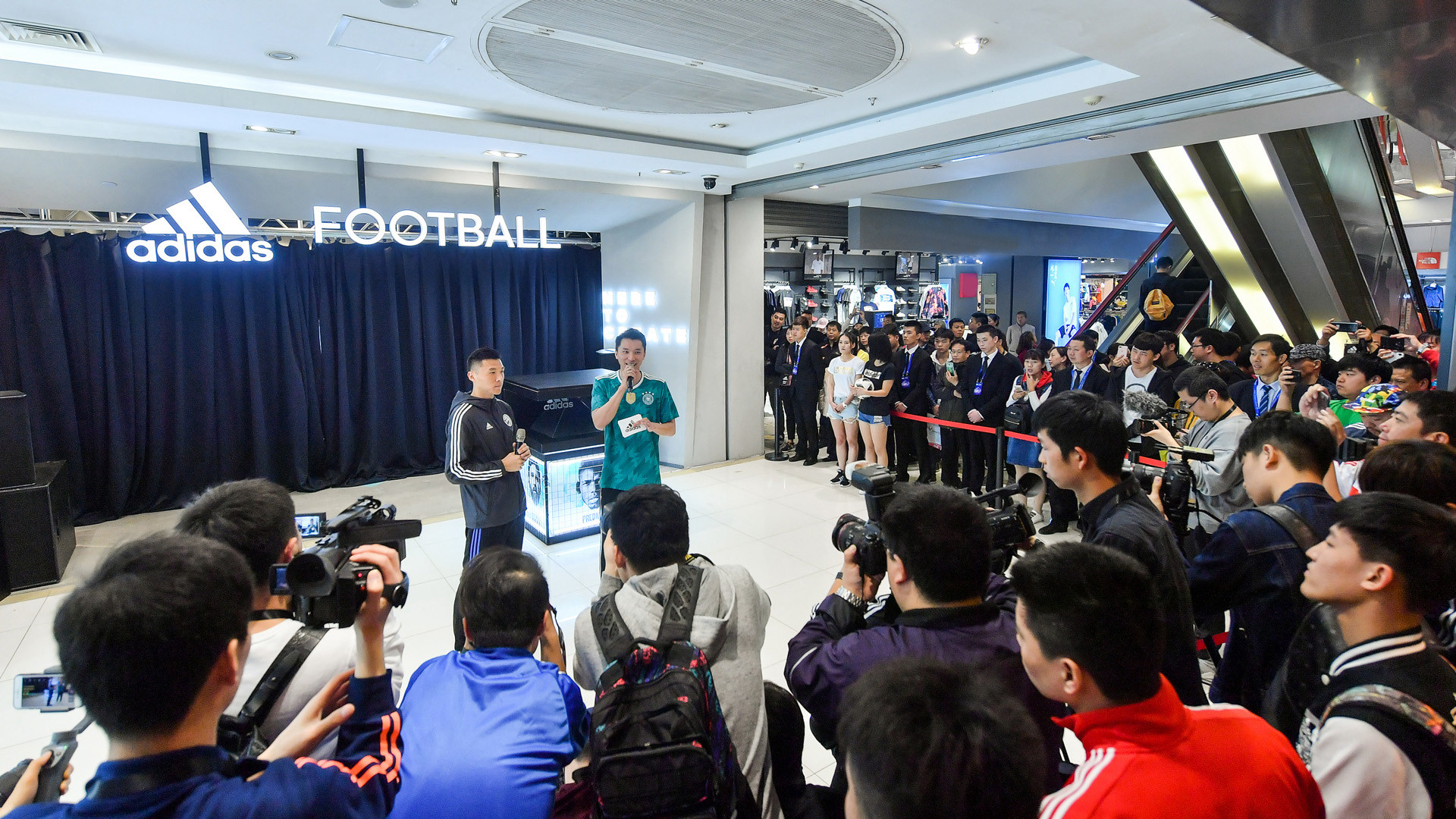 北京阿迪达斯足球球衣专卖店,全球首家阿迪达斯足球旗舰店