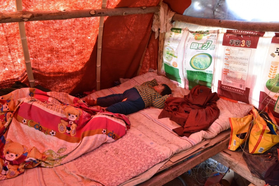 一家人蜗居,一家人蜗居在一间房太憋屈了