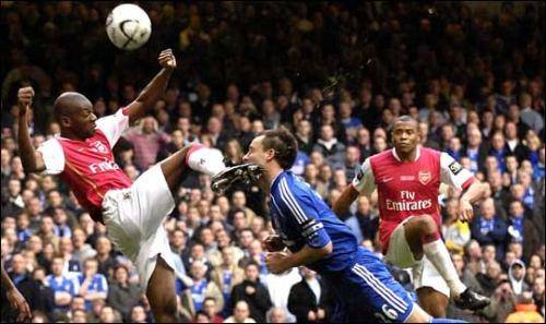 足球守门被爆头,足球守门员被爆头