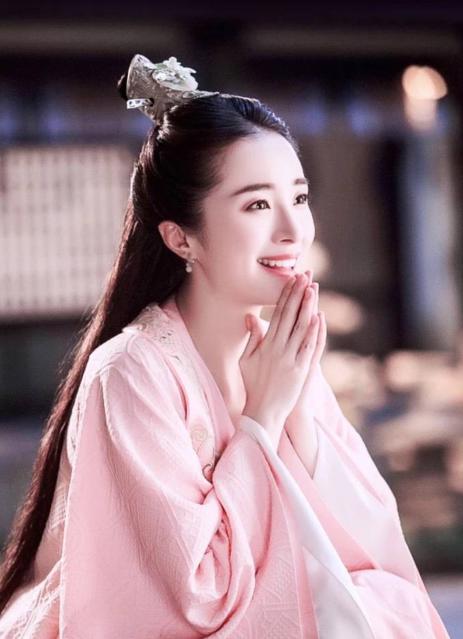 你还在关注独孤天下里演傻白甜的她,却不知人家悄悄换了张脸……