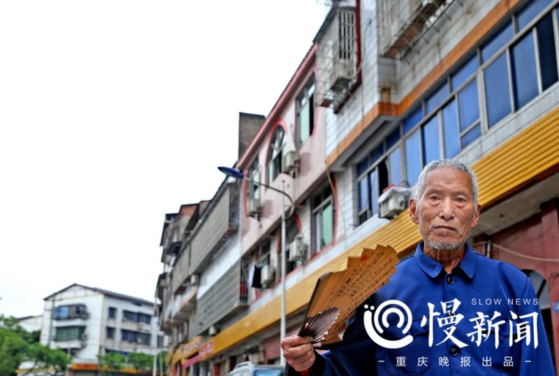 拾荒校长捐衣服,88岁校长捐赠百万助学