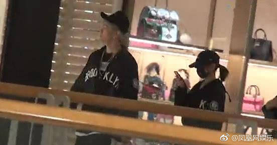 邓紫棋晒和男友机场照,邓紫棋金色裤子