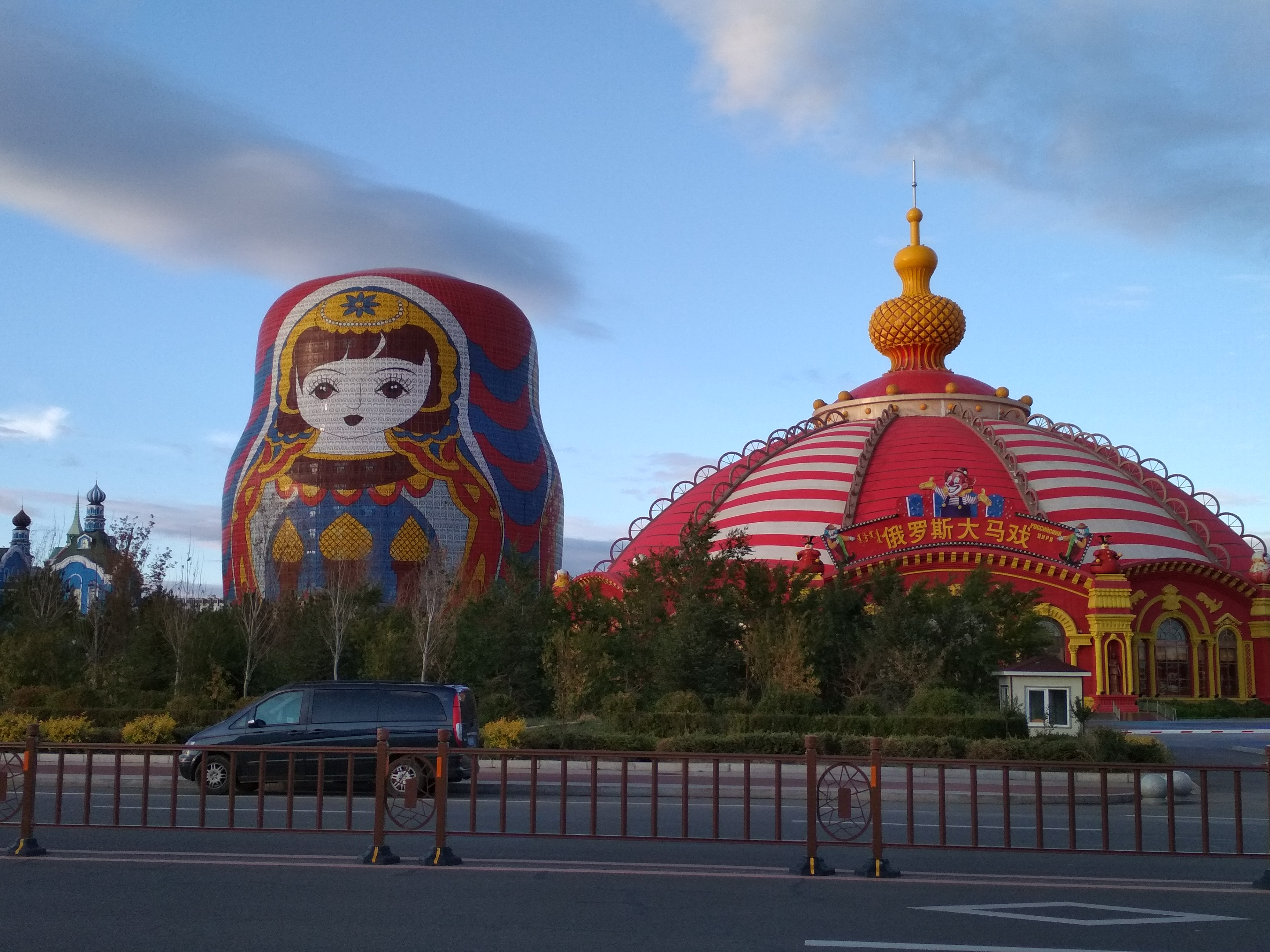 上天堂下苏杭不如这里灯火辉煌城中一萌宠出没比光头强可爱