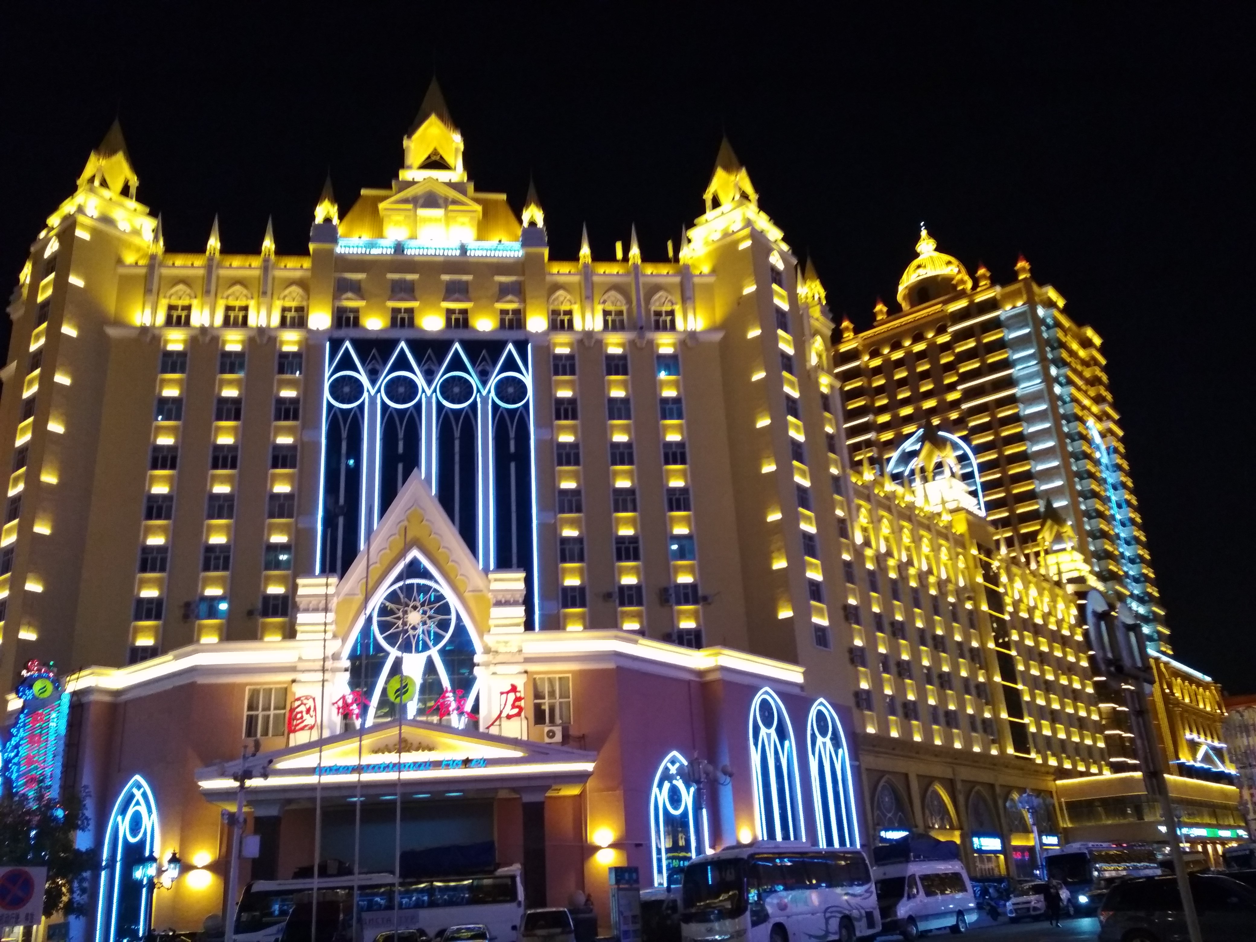 上天堂下苏杭不如这里灯火辉煌城中一萌宠出没比光头强可爱