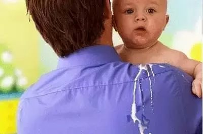 月子里的宝宝吐奶该怎么处理,月子里怎样缓解宝宝吐奶