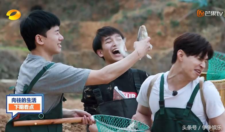 张杰用方言说话被何炅一秒认出,张杰参加节目全程说英语还被认出