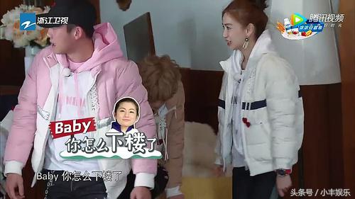 baby脱袜子走指压板,baby脱鞋上指压板