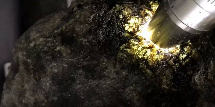 翡翠原石皮壳紧密,翡翠原石应该如何辨别皮壳