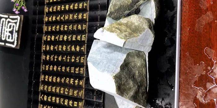 翡翠原石皮壳紧密,翡翠原石应该如何辨别皮壳