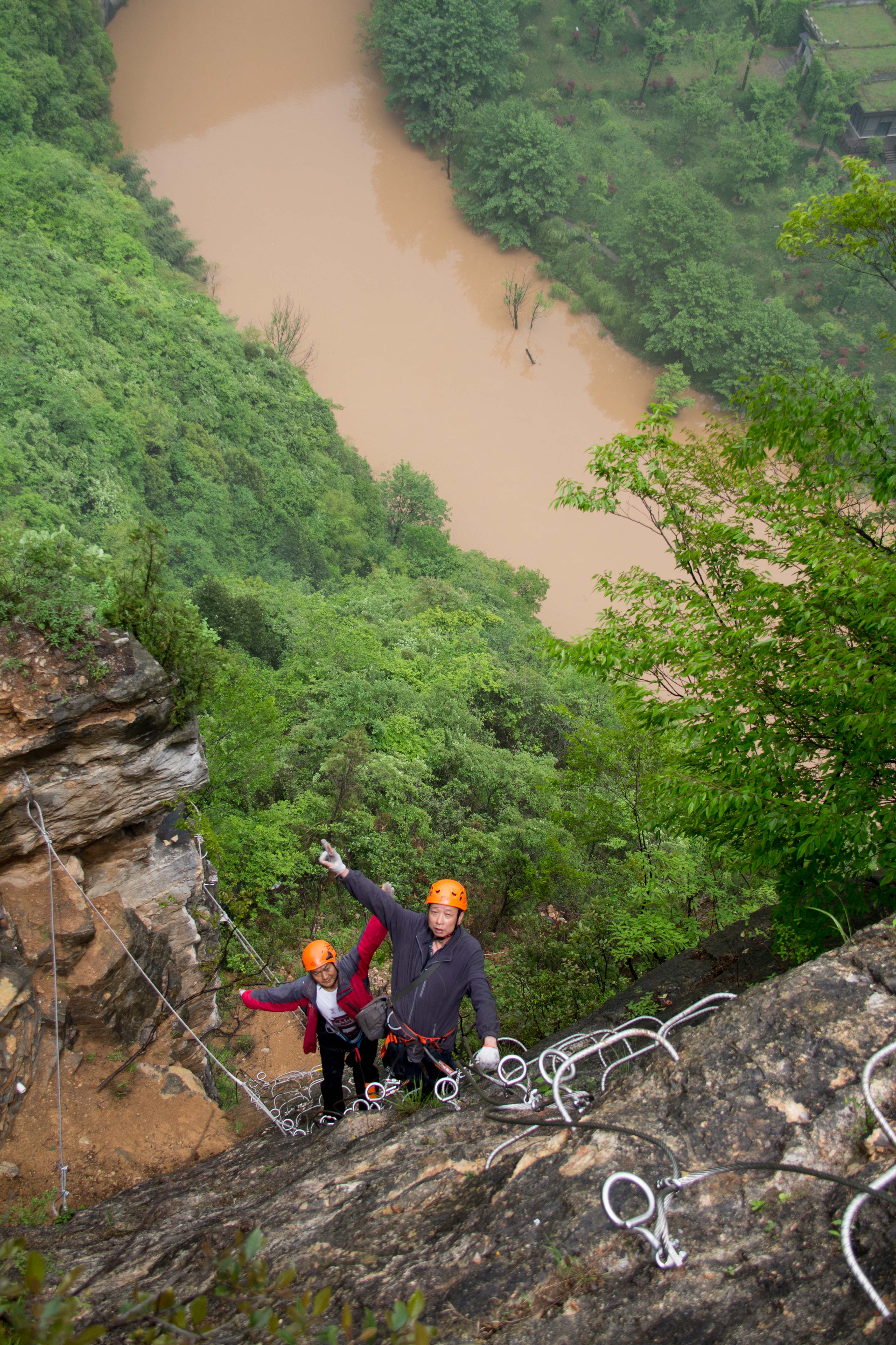 石牛寨悬崖飞拉达,南漳春秋寨滑索多少钱