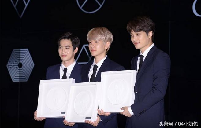 EXO纪念章发行爱丽们：饭上这个团，真赞！