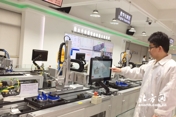 天津宜科电子车间怎么样,看工厂无尘车间工作的人