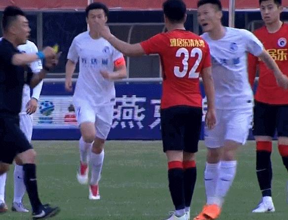 从亮鞋钉蹬人到断子绝孙脚，裁判的不作为严重阻碍中国足球的进步