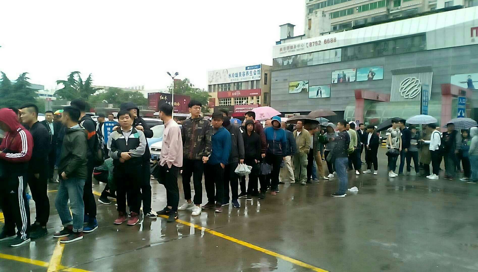 凌晨四点冒雨排长队，只为一张西北狼的球票，这样的人最可爱