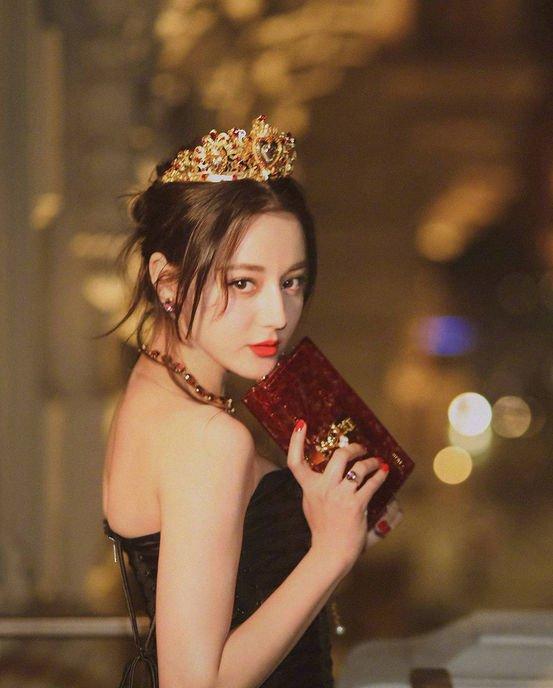 迪丽热巴烈火如歌,迪丽热巴烈火如歌被围观