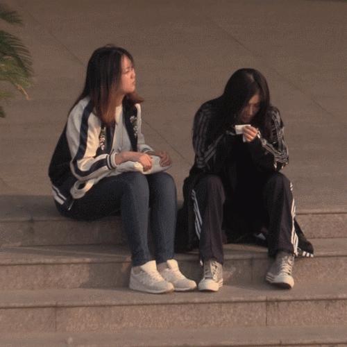 “大嫂”徐冬冬医院就诊后坐地痛哭，低头打电话表情痛苦