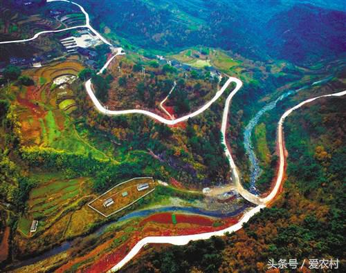 乡村道路通往城市,乡村通往村里的路